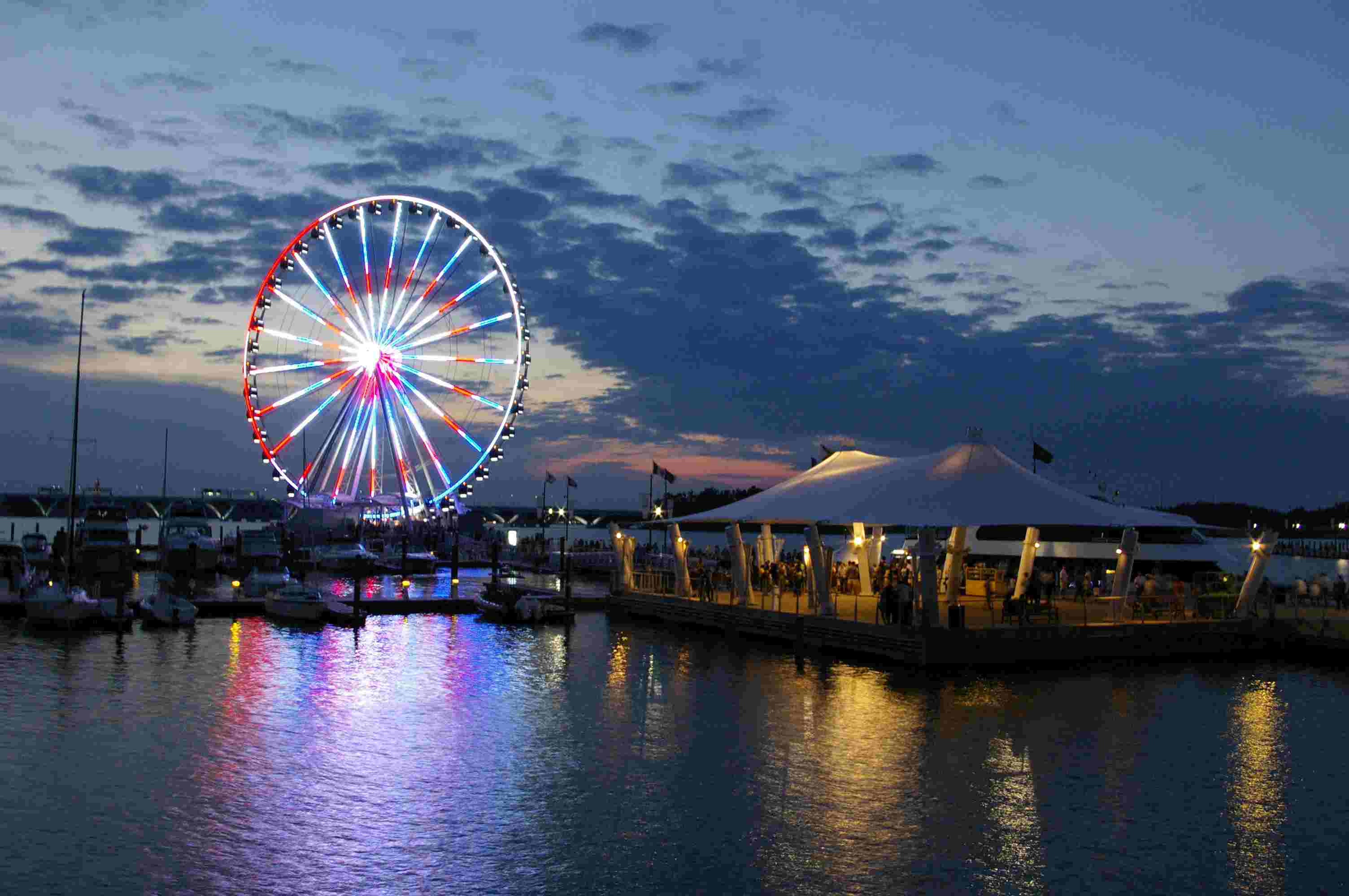 capital_wheel_at_national_harbor_maryland_usa_lit_up_at_night.jpg